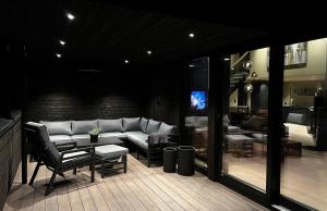 ein Wohnzimmer mit einem Sofa und einem Tisch in der Unterkunft Trilodge - Unique cabin with high standard, views, ski in & out, attractive location in Meråker