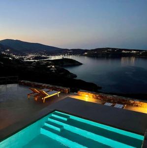 una piscina con vistas a un cuerpo de agua en Infinity Villa, luxury house with stunning view in Serifos, en Rámos