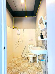 Ban Map KhangkhaoにあるHotel595Kohchangのトイレと洗面台付きのバスルーム