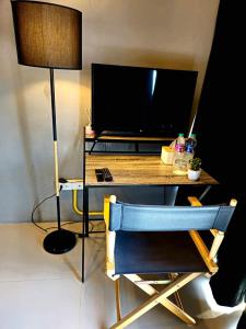 Ban Map KhangkhaoにあるHotel595Kohchangのデスク(テレビ付)、椅子が備わります。 +15枚の写真