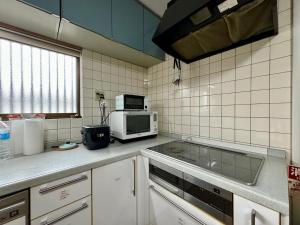 Kuchyňa alebo kuchynka v ubytovaní Guest House 古民家 NAGOMI