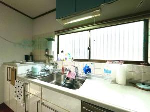 Kuchyň nebo kuchyňský kout v ubytování Guest House 古民家 NAGOMI