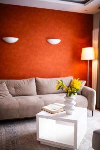 un soggiorno con un divano e un tavolo di CRYSTAL Hotel Belgrade a Belgrado