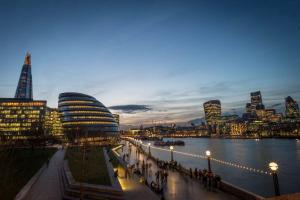 ロンドンにあるMaldron Hotel Shoreditch Londonの川と建物のある街の景色