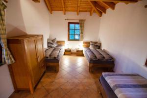 A bed or beds in a room at Das Ferienhaus Mondschein im Land der tausend Berge - Erholung Pur in idyllischer Alleinlage
