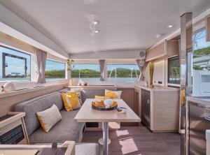 a kitchen and a living room in a boat at Catalina in Salamís