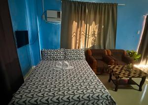 Postel nebo postele na pokoji v ubytování Rozay Travellers Inn