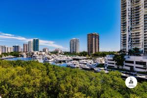 een jachthaven met boten in een stad met hoge gebouwen bij Bnb Hyperion - 3BR Condo w Pool, Hot Tub, Golf, GYM in Miami