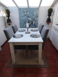 d'une table à manger, de chaises, d'une table blanche et d'un tableau. dans l'établissement Casa Polo, à Marbella 13 autres photos