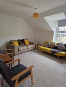 sala de estar con 2 sofás y sofá amarillo en Lovely 2 Bedroom Loft Apartment in Buxton, en Buxton