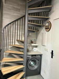 a staircase with a washing machine in a laundry room at Biznaga Nevada in Granada