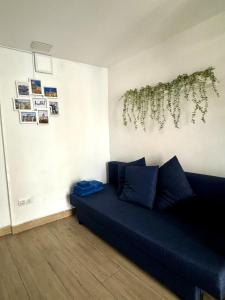 ein Wohnzimmer mit einem blauen Sofa in einem Zimmer in der Unterkunft Apartamento con encanto en el corazón de Chueca, Madrid in Madrid
