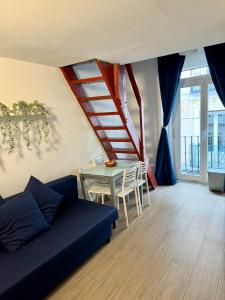 ein Wohnzimmer mit einem Sofa und einem Tisch in der Unterkunft Apartamento con encanto en el corazón de Chueca, Madrid in Madrid