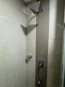 y baño con ducha con cabezal de ducha. en Abreeza Place T2 - 720, en Davao City