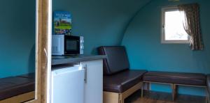 TV a/nebo společenská místnost v ubytování Broom Leisure Camping Pods + 35 fotografií