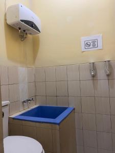 Ένα μπάνιο στο Tendy Guest House