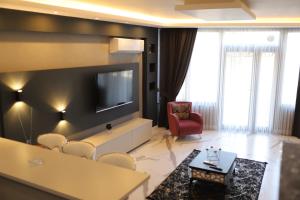 薩潘賈的住宿－Sapanca Villa View Suite，一间带电视和红椅的客厅