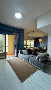 Sala de estar con 2 sofás y mesa en Urban Heaven, Premium Hostel - JBR - Walk To Beach, Metro Station, en Dubái