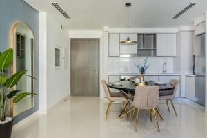 uma cozinha e sala de jantar com mesa e cadeiras em Silkhaus Tower with Private Beach in Exclusive Location no Dubai
