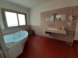 Koupelna v ubytování Portopalosuite + 34 fotografií