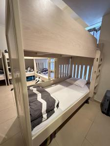 1 dormitorio con 1 litera en una habitación en Bollywood Beach Hostel, en Dubái
