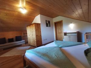 een slaapkamer met een groot bed in een houten kamer bij Nussbaumer am Irrsee in Tiefgraben