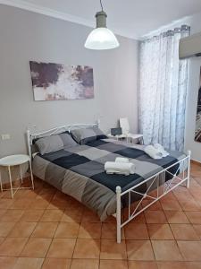 מיטה או מיטות בחדר ב-appartamento teatro marcello