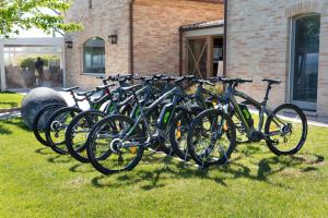 eine Reihe von Fahrrädern, die vor einem Gebäude geparkt sind in der Unterkunft Officina del Sole in Montegiorgio