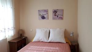 A bed or beds in a room at El Eresma de Carmen