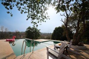 Anjee's Chalet by StayVista - Mountain-view villa with Classic wooden interiors, Lush lawn & Snooker table内部或周边的泳池