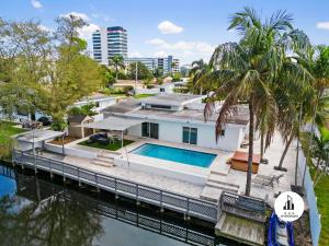 - une vue aérienne sur une maison avec une piscine dans l'établissement Bnb Hyperion - 5BR 3BA Home w Pool, Lounge & Deck, à Miami