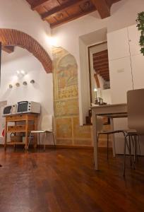 d'un salon avec une table et une peinture murale. dans l'établissement Luxury central flat river view, à Florence