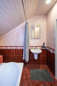 uma casa de banho com uma banheira e um lavatório em Charming Old town apartment by Polo Apartments em Kaunas