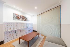 una habitación con un banco frente a una pared en 舜芦 芦ノ湖 10名まで同一料金 箱根芦ノ湖 海賊船港まで徒歩2分 bbq 最大16名, en Hakone