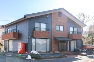 a house with a red brick at 別荘 1日1組貸切 芦ノ湖徒歩1分 最大16名 BBQ設備レンタルOk 無料駐車場 in Hakone +48 photos