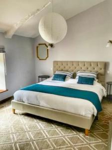 una camera da letto con un grande letto con cuscini blu di 4 star CABARET Lastours 4 Châteaux amazing Cathar landmark Private luxury 4 Star air conditioned Terrasse with views a Lastours