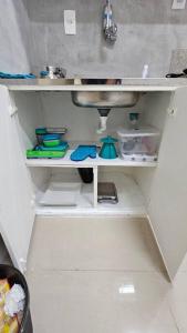 a kitchen counter with a sink and a sink at Conforto e Localização Perfeita in Brasilia
