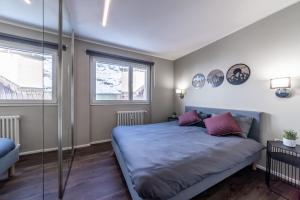 a bedroom with a bed and two windows at Chalet sulle piste a Cervinia in Breuil