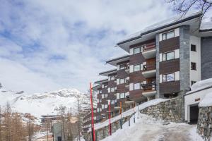 un edificio en la cima de una montaña nevada en Chalet sulle piste a Cervinia con parcheggio, en Breuil