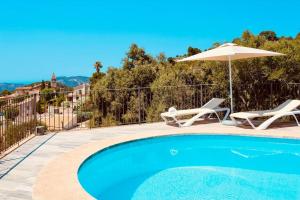 una piscina con 2 sillas y una sombrilla en Sa Garrigueta FH, stunning views, en Galilea