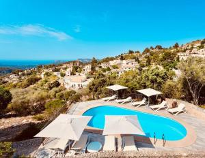 Výhľad na bazén v ubytovaní Sa Garrigueta FH, stunning views alebo v jeho blízkosti