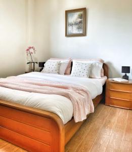 Postel nebo postele na pokoji v ubytování GardenBnB- apartment with garden & seaview
