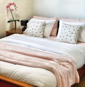 A bed or beds in a room at GardenBnB- apartment with garden & seaview