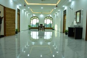 una grande hall con pavimenti e finestre bianchi di Ranthambore jalsa a Sawai Madhopur