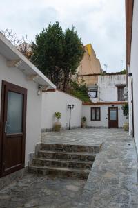 un edificio con una puerta y escaleras en un patio en Cedros, en Palermo