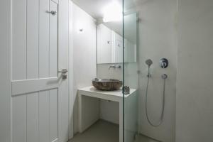 Koupelna v ubytování Pame Rentals - 2BD & 2BA Home, 4 Min to Acropolis