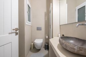 Koupelna v ubytování Pame Rentals - 2BD & 2BA Home, 4 Min to Acropolis