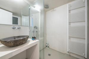 Koupelna v ubytování Pame Rentals - 2BD & 2BA Home, 4 Min to Acropolis + 37 fotografií