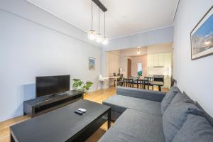 TV a/nebo společenská místnost v ubytování Pame Rentals - 2BD & 2BA Home, 4 Min to Acropolis