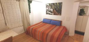 1 dormitorio con 1 cama con una manta colorida en Stilvoll Gertrud Schlössli 1 Zi Studio, en St. Gallen